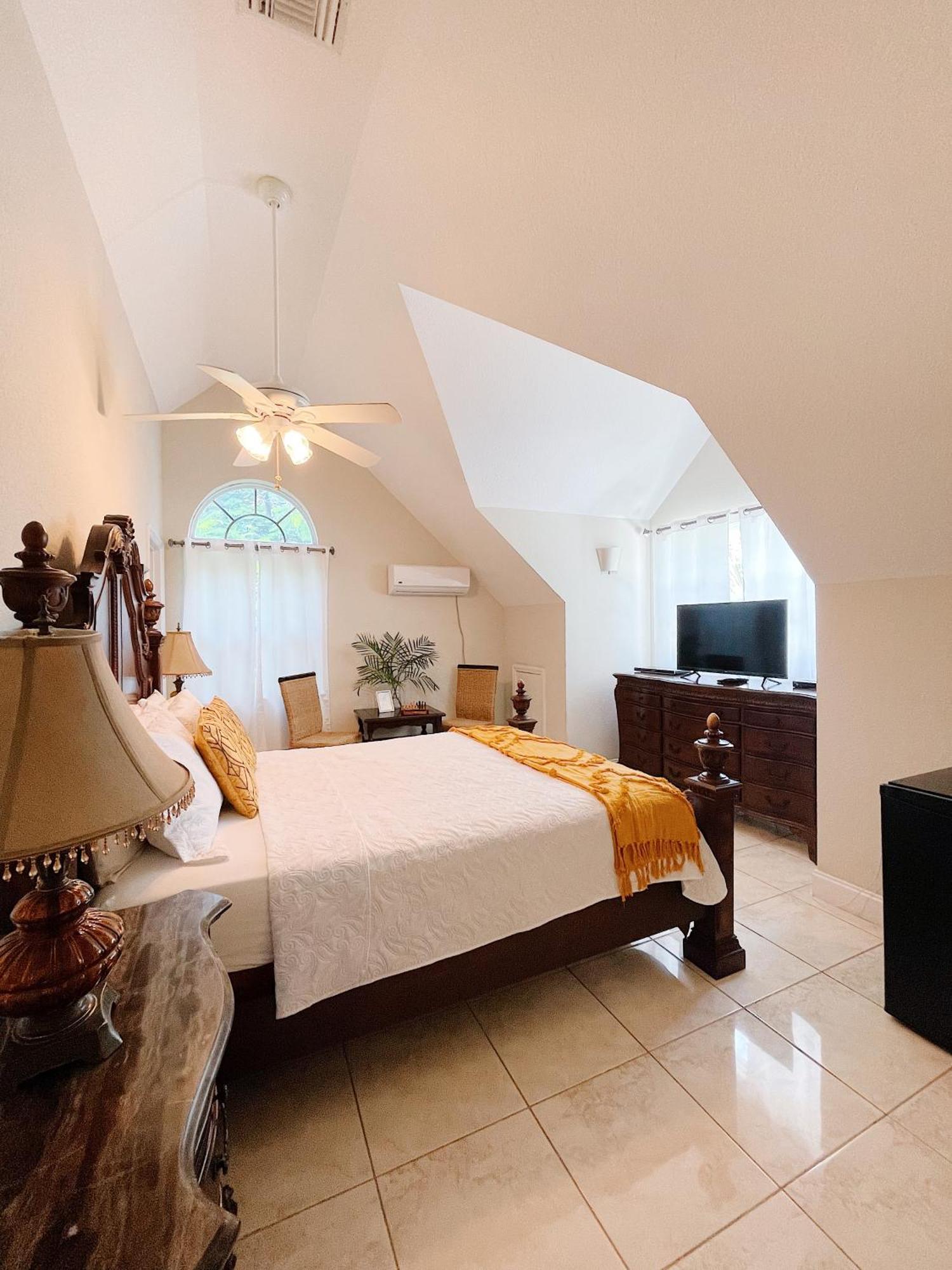 Shangri-La Boutique Bed & Breakfast West Bay Exterior foto